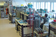 2015. Stanowiska montażowe w części naziemnej. laboratorium Helion